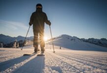 Termos kontra camelbak — jak utrzymać stałe nawodnienie podczas wędrówek w górach